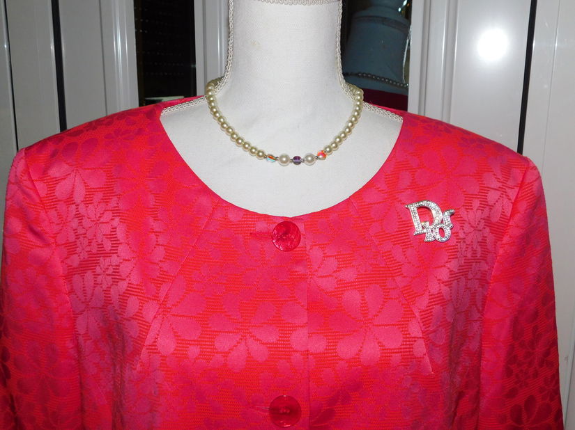 Mantou nou Danemarca, masura 50, elegant, material  brocart , brosa noua cadou