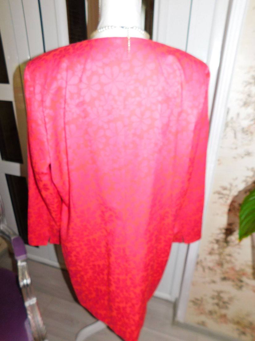 Mantou nou Danemarca, masura 50, elegant, material  brocart , brosa noua cadou