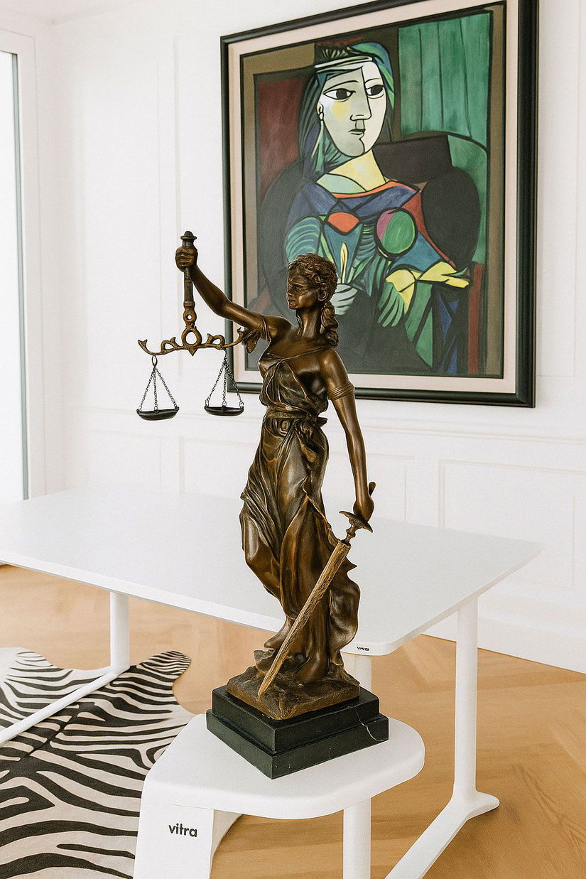 Justitia-statueta Art Nouveau din bronz cu un soclu din marmura