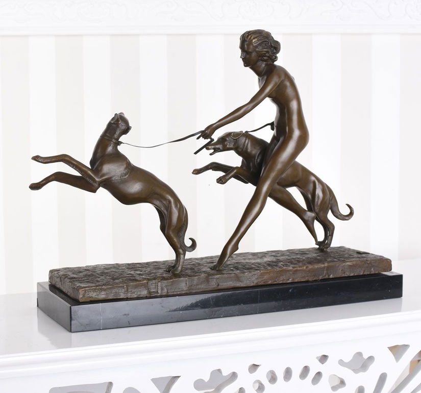 Zeita Diana cu ogarii-statueta din bronz cu soclu din marmura