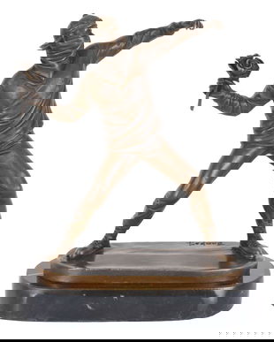 Aruncatorul de flori-statueta din bronz cu un soclu din marmura