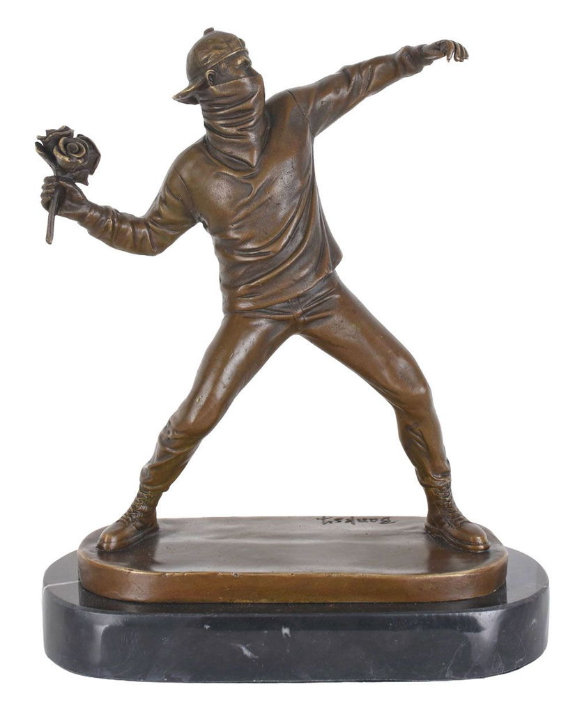 Aruncatorul de flori-statueta din bronz cu un soclu din marmura