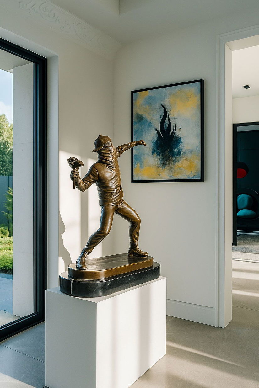 Aruncatorul de flori-statueta din bronz cu un soclu din marmura