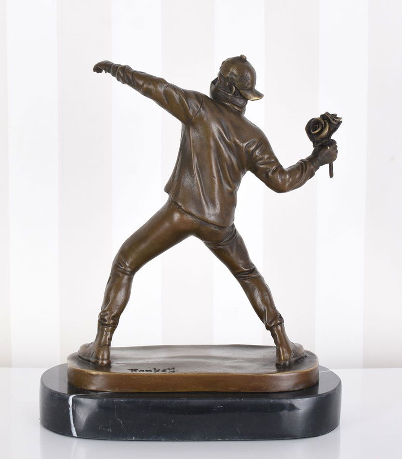 Aruncatorul de flori-statueta din bronz cu un soclu din marmura
