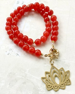 Colier jad rosu & floare de lotus auriu