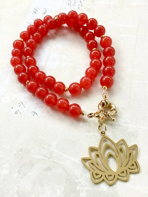 Colier jad rosu & floare de lotus auriu
