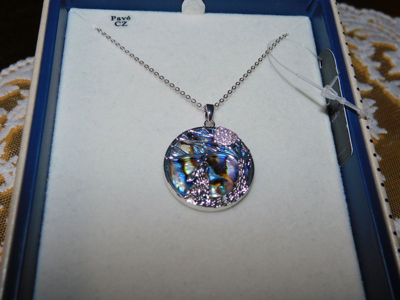 Pandant Equilibrium UK ,  deosebit,  foarte fin , nou,  ambalaj  si etichete atasate