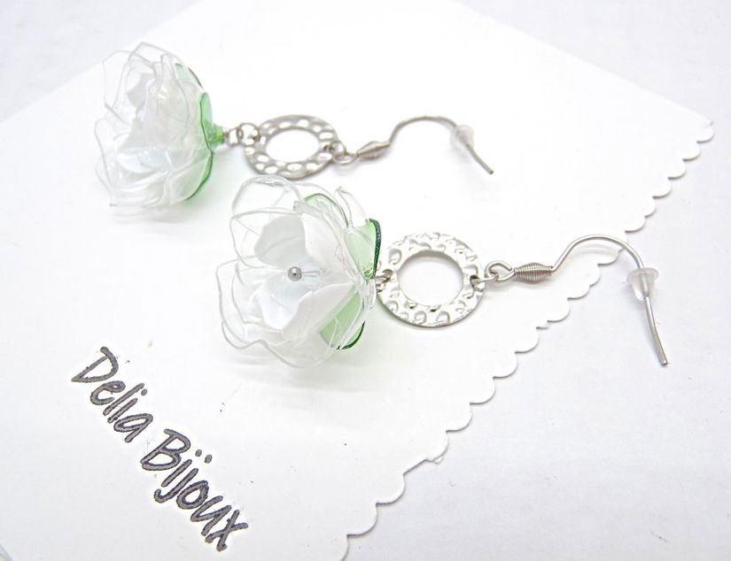 Cercei handmade flori albe verzi plastic reciclat și inox (cod1317)