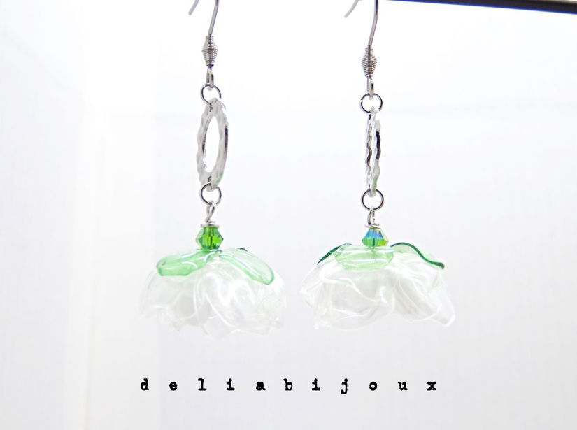 Cercei handmade flori albe verzi plastic reciclat și inox (cod1317)