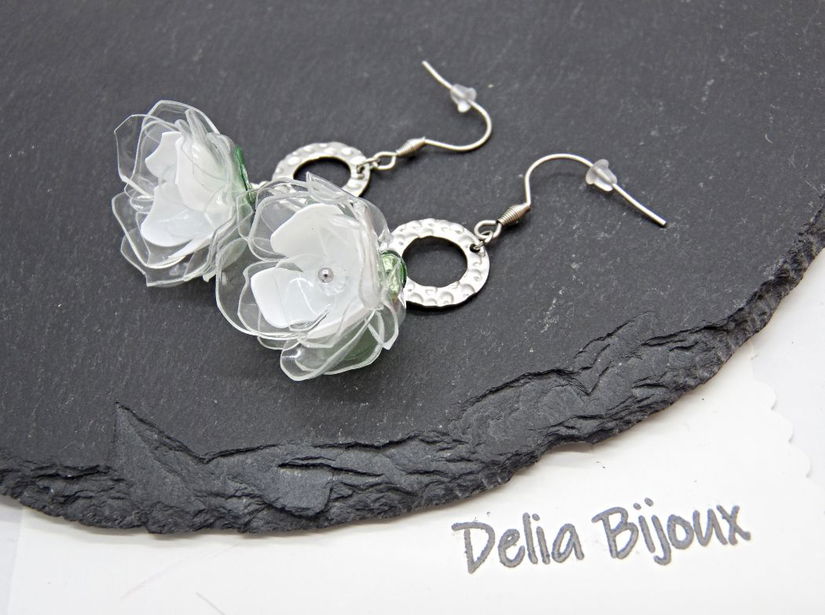 Cercei handmade flori albe verzi plastic reciclat și inox (cod1317)