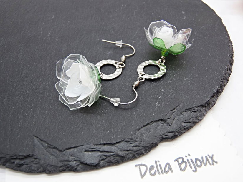Cercei handmade flori albe verzi plastic reciclat și inox (cod1317)