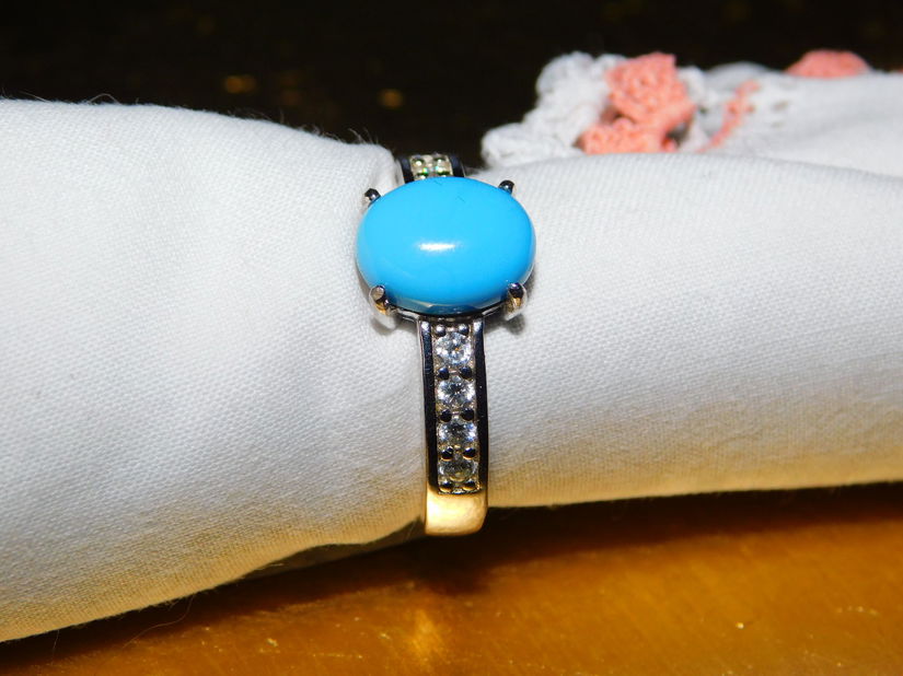 Inel nou argint 925 ,  etichete atasate , 4.1  grame , piatra turcoaz  centrala , zirconii laterale