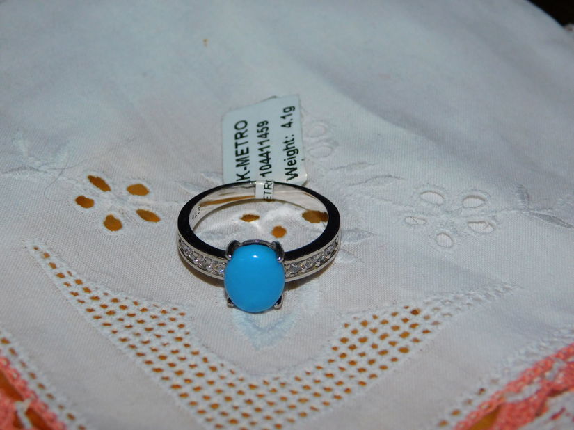 Inel nou argint 925 ,  etichete atasate , 4.1  grame , piatra turcoaz  centrala , zirconii laterale