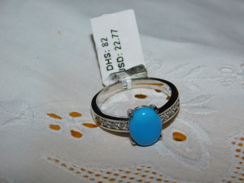 Inel nou argint 925 ,  etichete atasate , 4.1  grame , piatra turcoaz  centrala , zirconii laterale