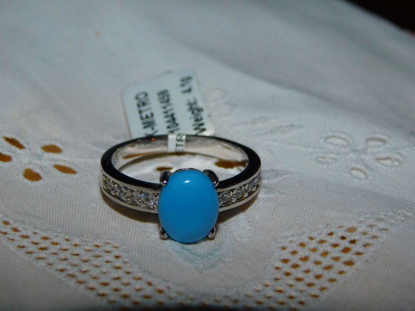 Inel nou argint 925 ,  etichete atasate , 4.1  grame , piatra turcoaz  centrala , zirconii laterale