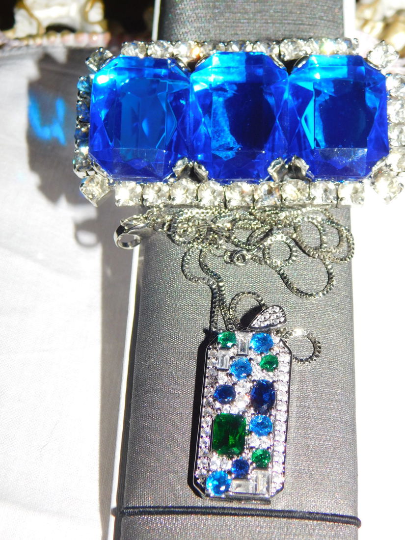 Pandant deosebit , nou ,  zirconii tricolore , brosa noua , masiva , cristale