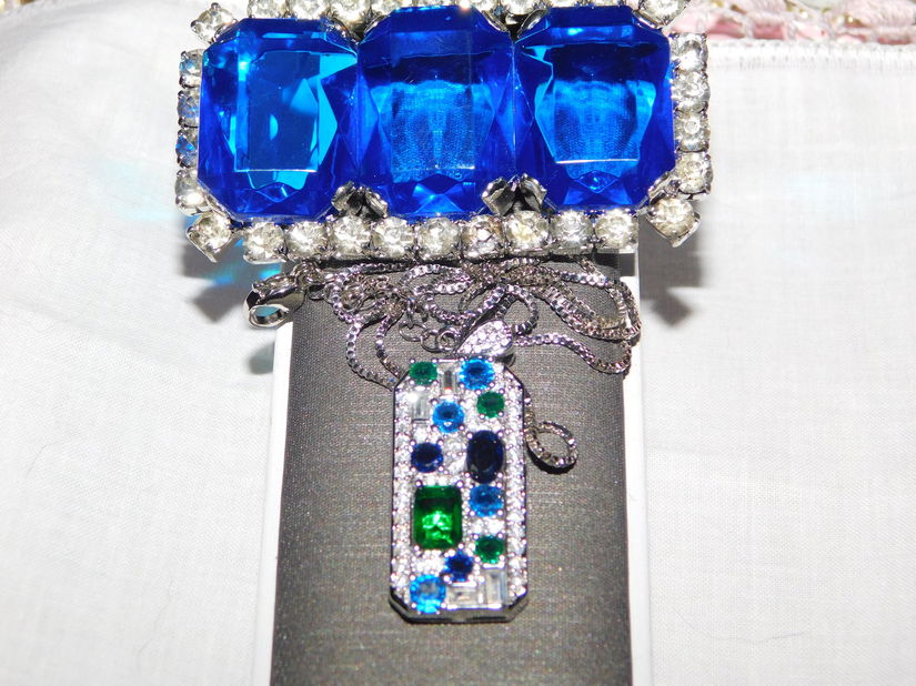 Pandant deosebit , nou ,  zirconii tricolore , brosa noua , masiva , cristale