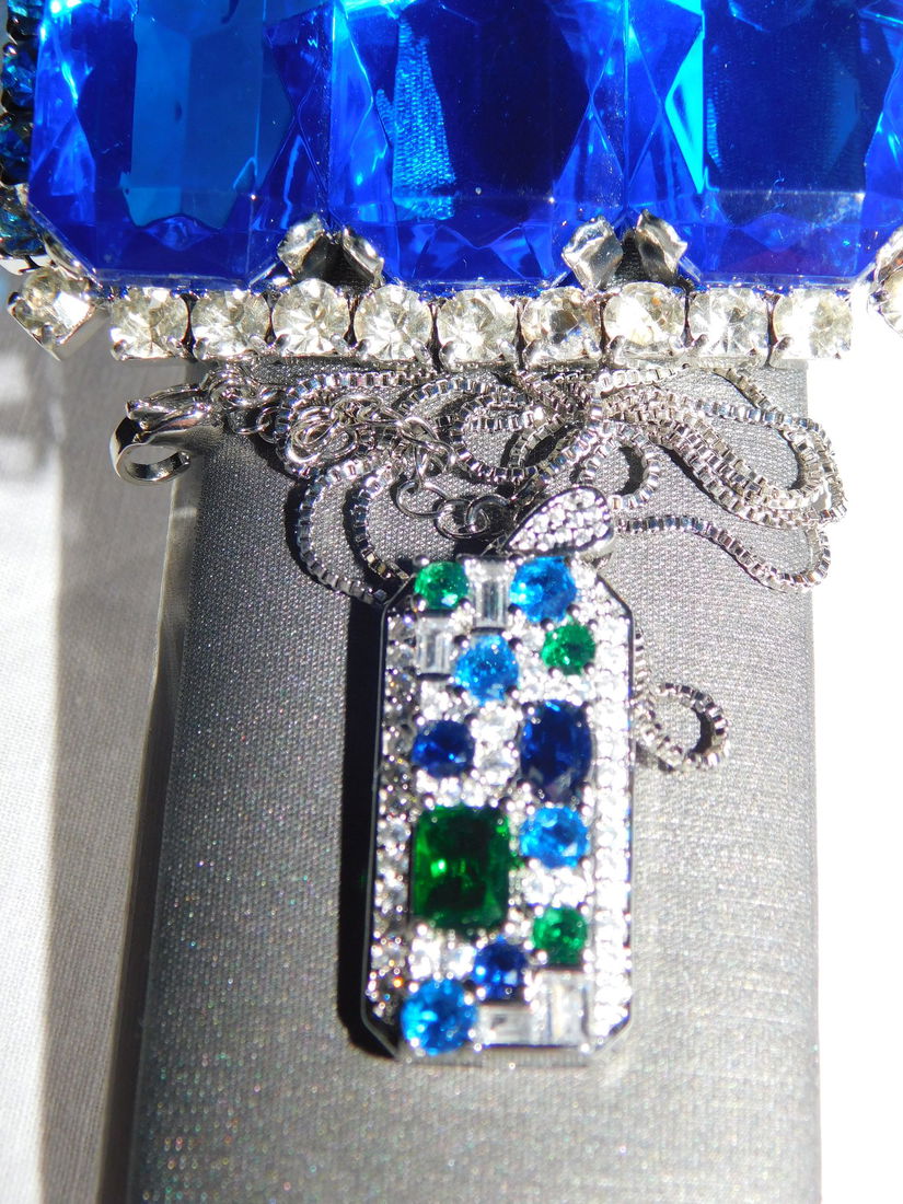 Pandant deosebit , nou ,  zirconii tricolore , brosa noua , masiva , cristale