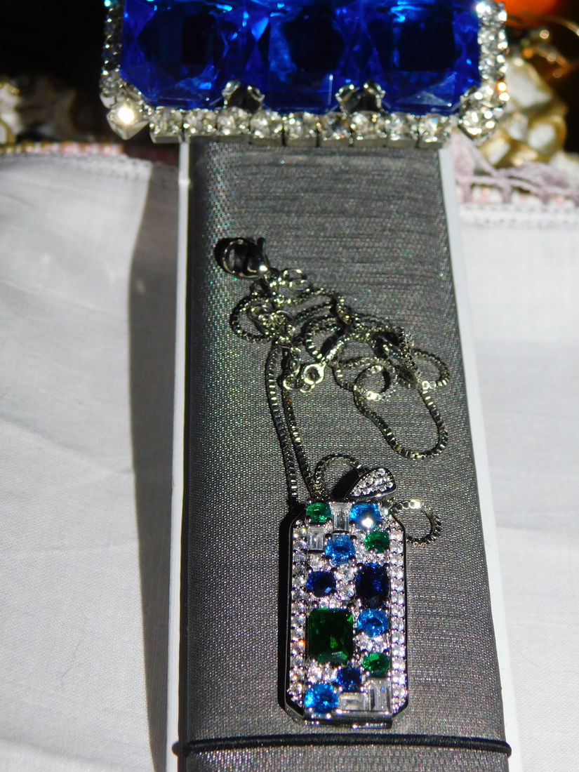 Pandant deosebit , nou ,  zirconii tricolore , brosa noua , masiva , cristale