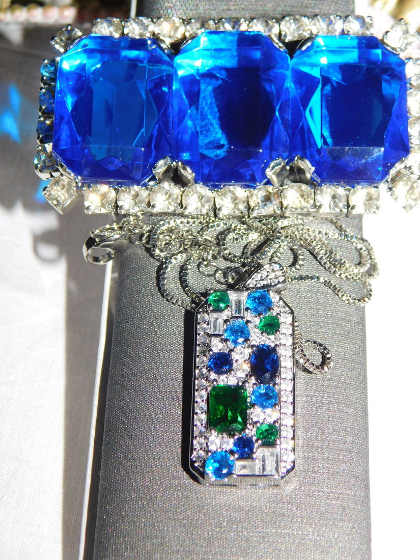 Pandant deosebit , nou ,  zirconii tricolore , brosa noua , masiva , cristale