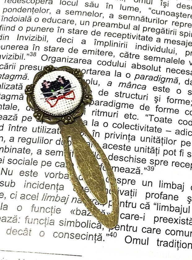 Semn de carte cu cusaturi manuale