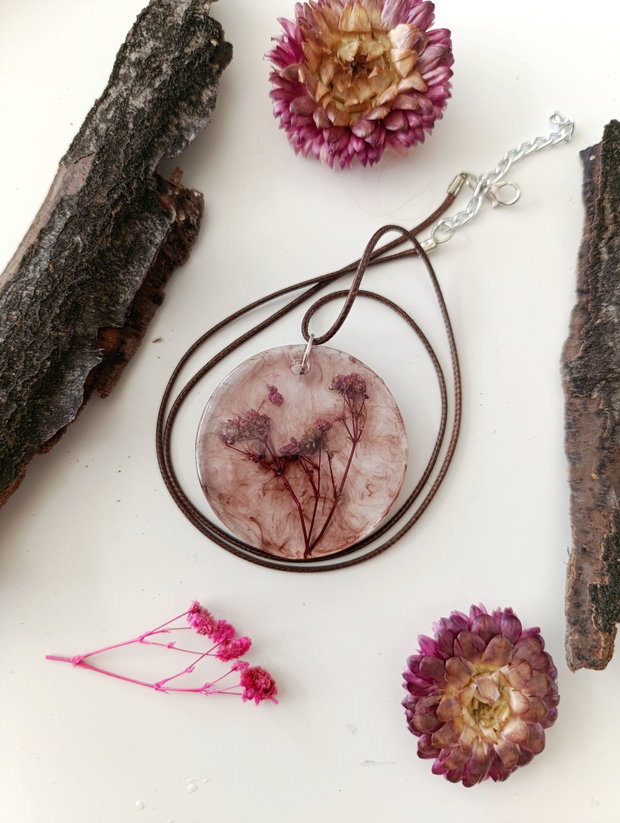 In The Storm - Pandantiv handmade unicat din rasina cu flori naturale si insetii de vopsea