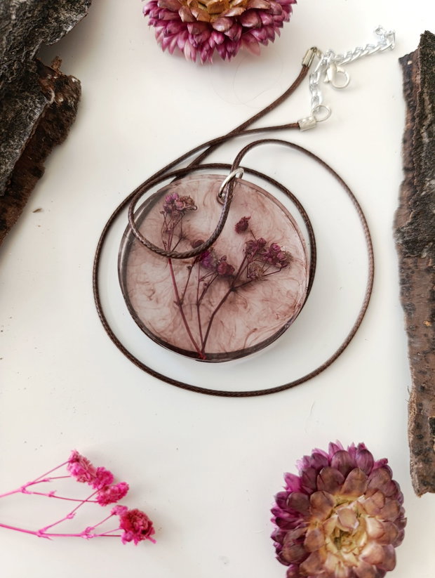 In The Storm - Pandantiv handmade unicat din rasina cu flori naturale si insetii de vopsea