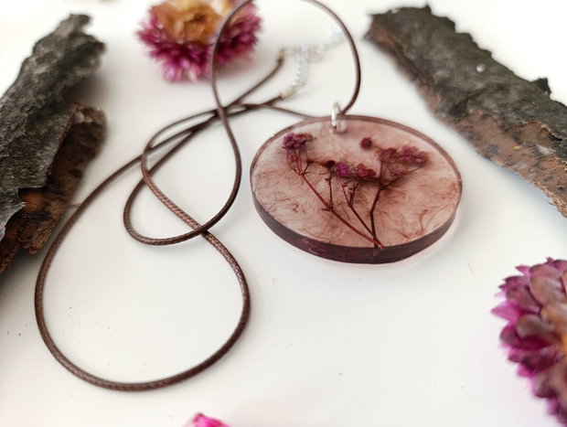 In The Storm - Pandantiv handmade unicat din rasina cu flori naturale si insetii de vopsea