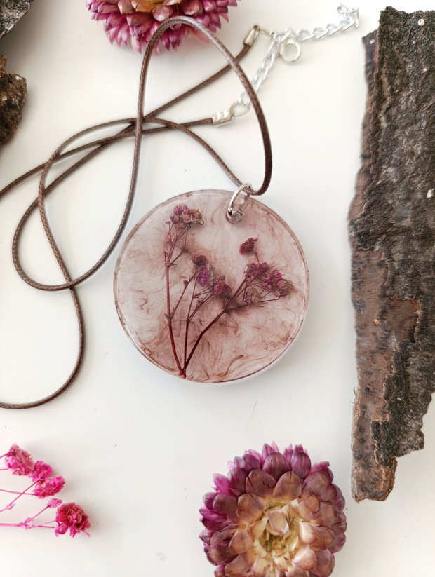 In The Storm - Pandantiv handmade unicat din rasina cu flori naturale si insetii de vopsea
