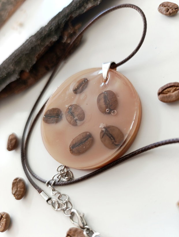 Bubbly Late -Pandantiv handmade unicat din rasina cu flori naturale si insetii de vopsea