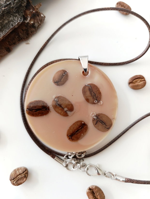 Bubbly Late -Pandantiv handmade unicat din rasina cu flori naturale si insetii de vopsea