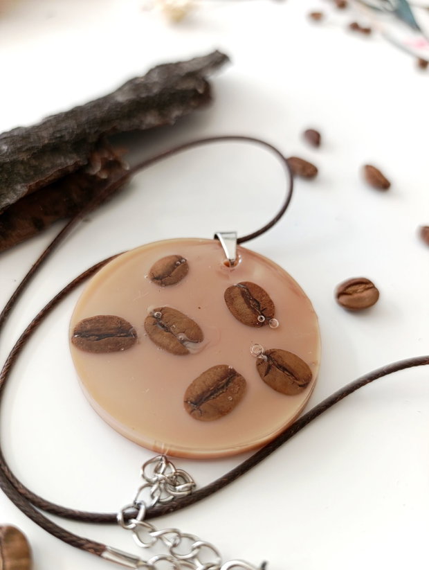 Bubbly Late -Pandantiv handmade unicat din rasina cu flori naturale si insetii de vopsea