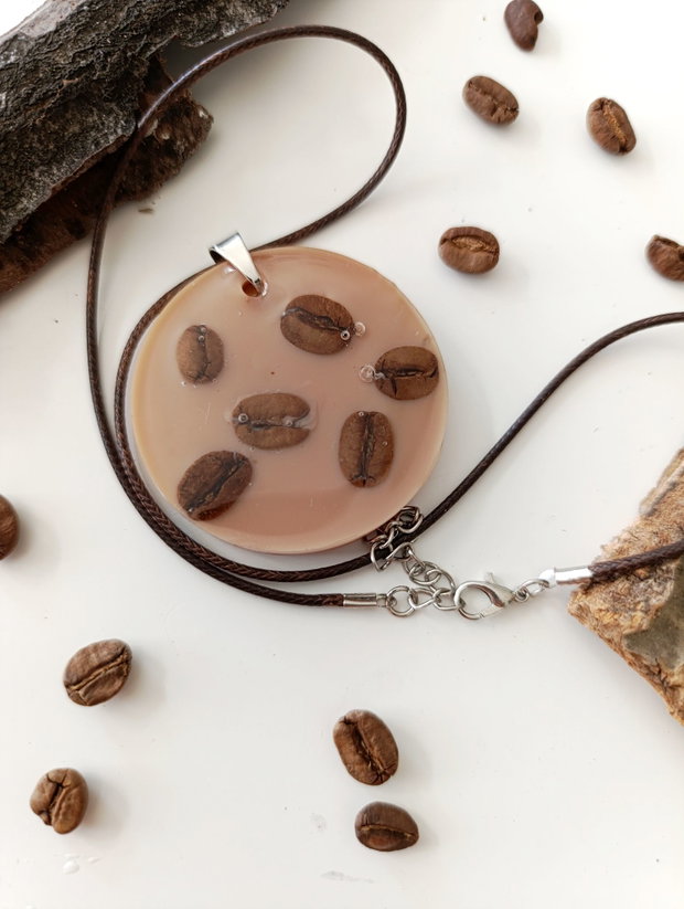 Bubbly Late -Pandantiv handmade unicat din rasina cu flori naturale si insetii de vopsea