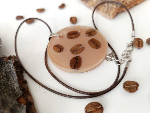 Bubbly Late -Pandantiv handmade unicat din rasina cu flori naturale si insetii de vopsea