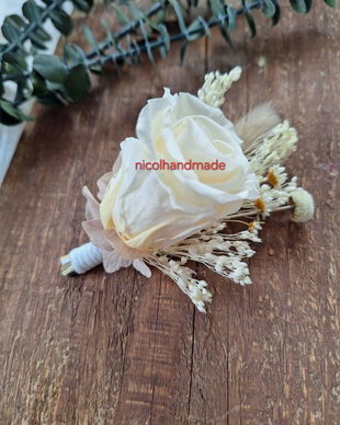 Cocarda mire flori uscate și hortensie