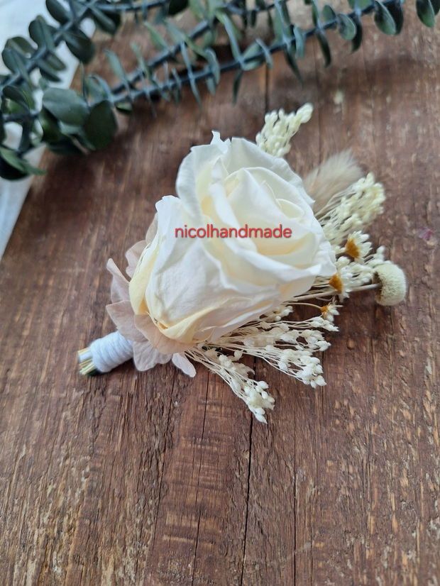 Cocarda mire flori uscate și hortensie