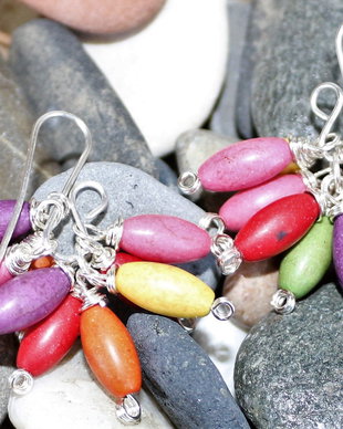 Cercei handmade din sarma si margelute din howlite multicolore