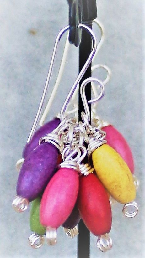 Cercei handmade din sarma si margelute din howlite multicolore