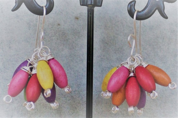 Cercei handmade din sarma si margelute din howlite multicolore