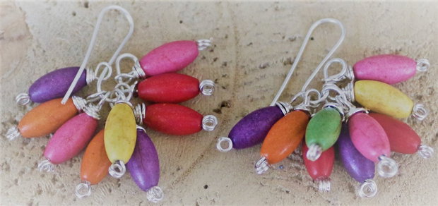 Cercei handmade din sarma si margelute din howlite multicolore