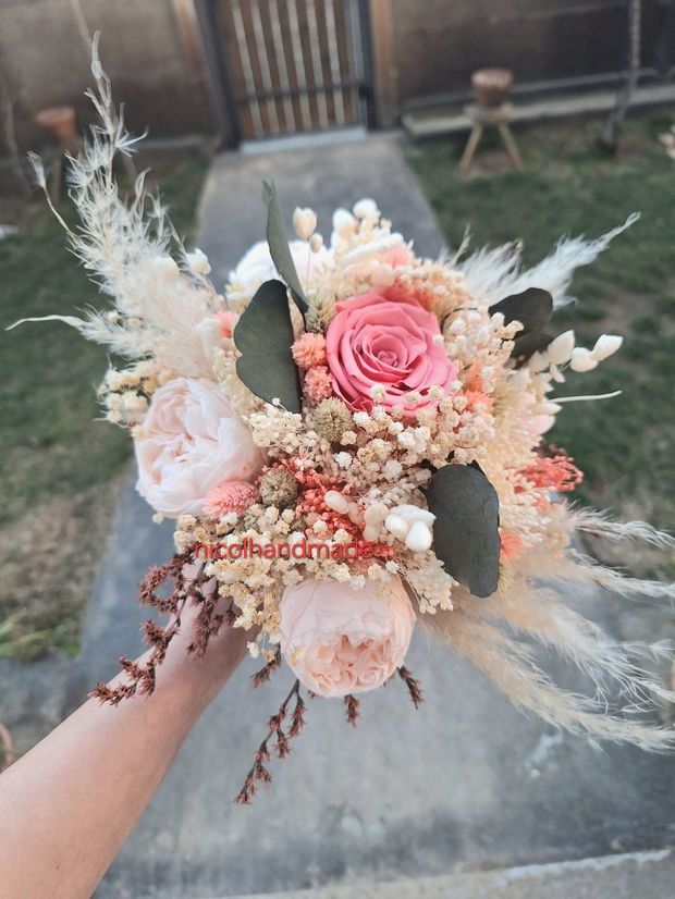 Buchet mireasa corai / Buchet mireasa bujori și trandafiri