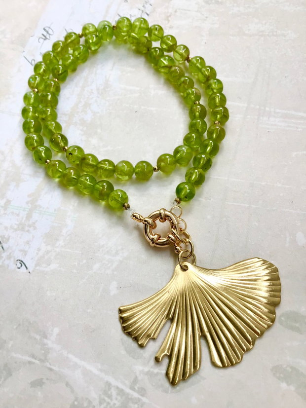 Colier peridot natural & frunza ginkgo aurie