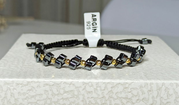 Brățară deosebită, unisex, realizată cu pietre semiprețioase de Hematit cub 4mm și biluțe argint 925 de 2,5mm placate cu aur 14K.