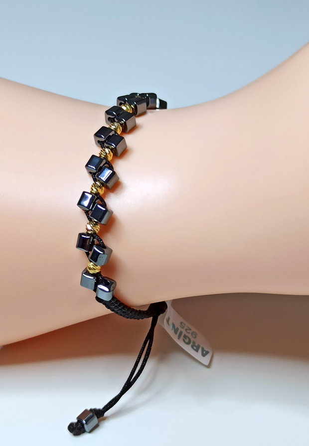 Brățară deosebită, unisex, realizată cu pietre semiprețioase de Hematit cub 4mm și biluțe argint 925 de 2,5mm placate cu aur 14K.