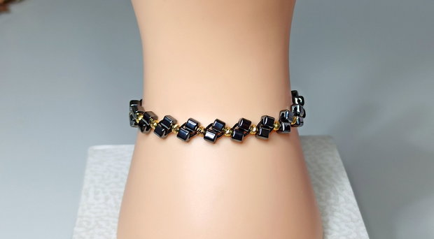Brățară deosebită, unisex, realizată cu pietre semiprețioase de Hematit cub 4mm și biluțe argint 925 de 2,5mm placate cu aur 14K.