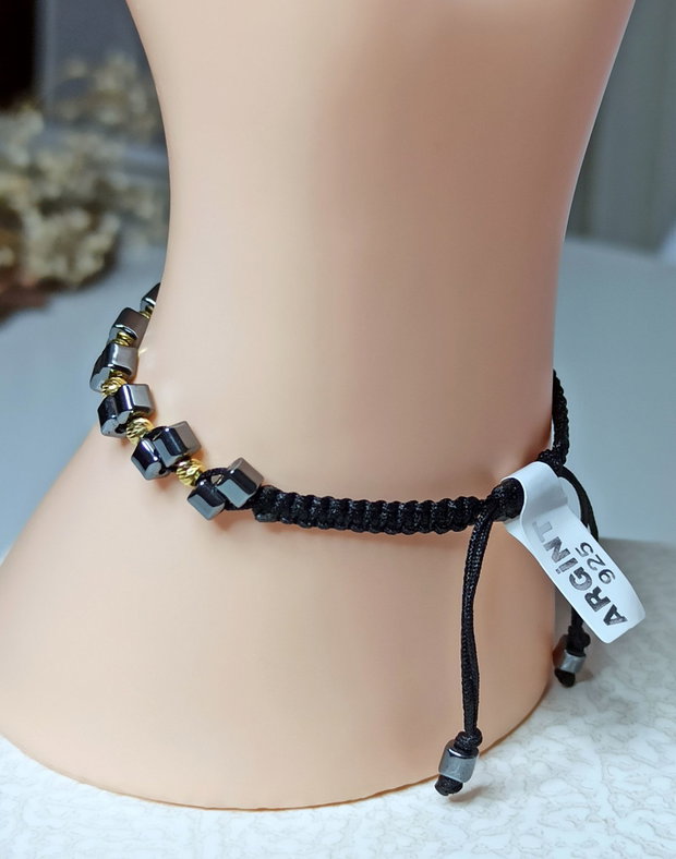 Brățară deosebită, unisex, realizată cu pietre semiprețioase de Hematit cub 4mm și biluțe argint 925 de 2,5mm placate cu aur 14K.