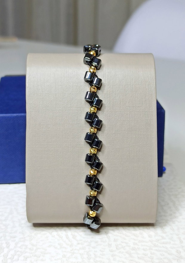 Brățară deosebită, unisex, realizată cu pietre semiprețioase de Hematit cub 4mm și biluțe argint 925 de 2,5mm placate cu aur 14K.