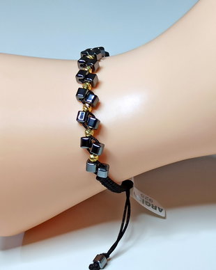 Brățară deosebită, unisex, realizată cu pietre semiprețioase de Hematit cub 4mm și biluțe argint 925 de 2,5mm placate cu aur 14K.