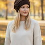 Beretă tricotată manual din mohair Visone  eleganță și rafinament italian