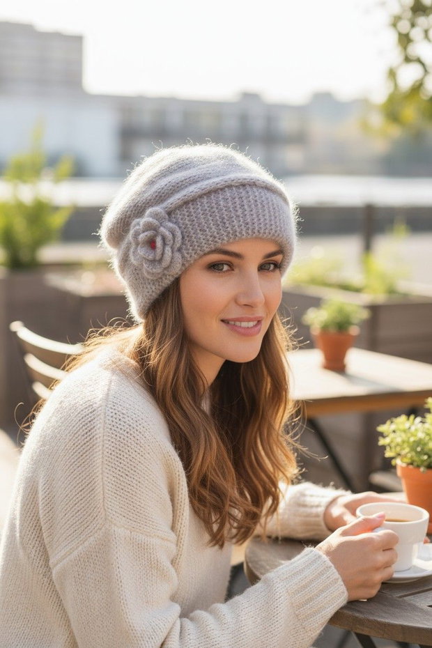 Beretă tricotată manual din mohair Visone  eleganță și rafinament italian